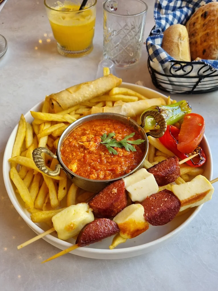 Herzhafter Teller mit Sucuk-Käse-Spieß und Beilagen