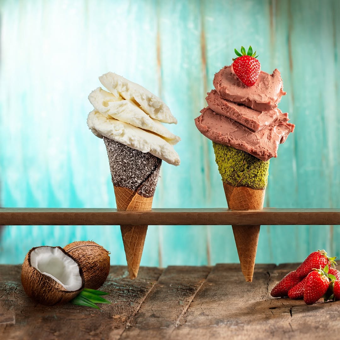 Zwei Maraş-Eis-Waffeln mit Kokos und Erdbeere