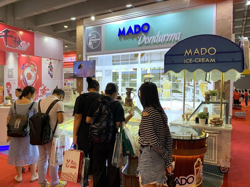 Mado Ice-Cream Stand auf einer Messe, mit Besuchern