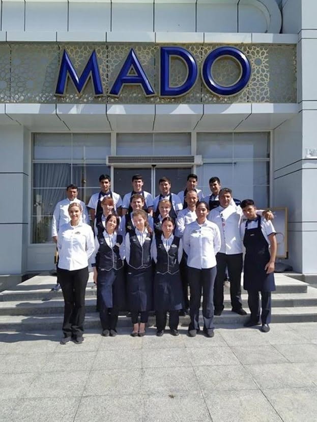 Mado-Team vor einer Filiale
