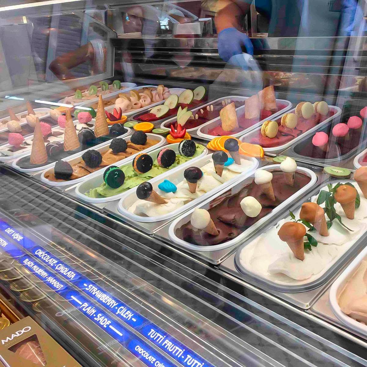 Vitrine mit verschiedenen Maraş-Eis-Sorten